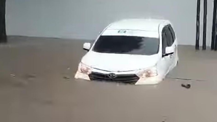 mobil terbawa arus banjir di Jember
