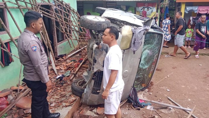 Mobil terjun dari tebing timpa rumah warga di Bogor