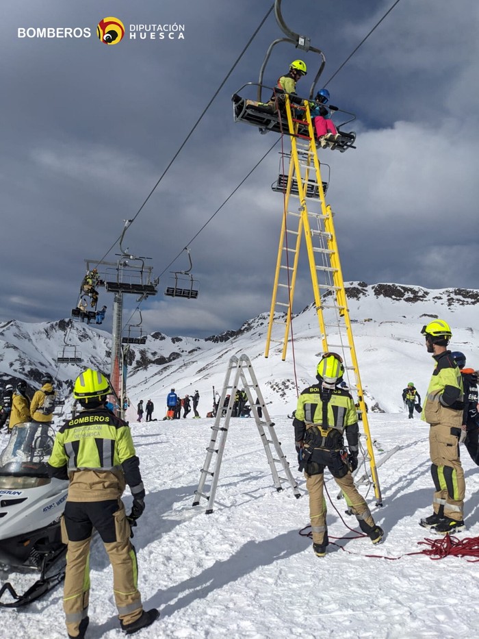 Firefighters work during a rescue operation following a chairlift accident in the Astun ski resort in Huesca, Spain January 18, 2025. Local Government of Huesca Province/Handout via REUTERS    THIS IMAGE HAS BEEN SUPPLIED BY A THIRD PARTY. NO RESALES. NO ARCHIVES. MANDATORY CREDIT MUST NOT OBSCURE LOGO