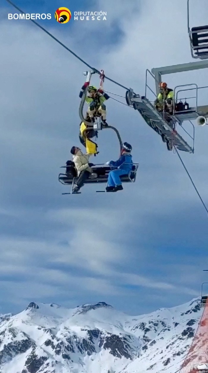 Firefighters work during a rescue operation following a chairlift accident in the Astun ski resort in Huesca, Spain January 18, 2025. Local Government of Huesca Province/Handout via REUTERS    THIS IMAGE HAS BEEN SUPPLIED BY A THIRD PARTY. NO RESALES. NO ARCHIVES. MANDATORY CREDIT MUST NOT OBSCURE LOGO