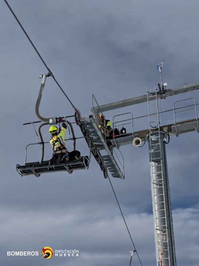 Firefighters work during a rescue operation following a chairlift accident in the Astun ski resort in Huesca, Spain January 18, 2025. Local Government of Huesca Province/Handout via REUTERS    THIS IMAGE HAS BEEN SUPPLIED BY A THIRD PARTY. NO RESALES. NO ARCHIVES. MANDATORY CREDIT MUST NOT OBSCURE LOGO