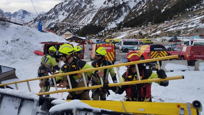 Ngeri! Kereta Gantung di Resor Ski Spanyol Rusak, 30 Orang Jatuh Firefighters work during a rescue operation following a chairlift accident in the Astun ski resort in Huesca, Spain January 18, 2025. Local Government of Huesca Province/Handout via REUTERS THIS IMAGE HAS BEEN SUPPLIED BY A THIRD PARTY. NO RESALES. NO ARCHIVES. MANDATORY CREDIT MUST NOT OBSCURE LOGO