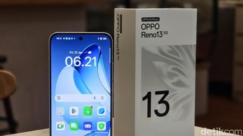 Untuk game dengan kebutuhan daya tinggi, Reno13 Series 5G tetap memberikan performa mulus berkat AI HyperBoost gaming engine yang telah ditingkatkan. Teknologi ini secara cerdas mengelola sumber daya dan menstabilkan frame rate, memastikan pengalaman bermain yang lancar dan bebas lag. Reno13 Series 5G juga memperkenalkan teknologi Adaptive Frame Booster, inovasi canggih dari OPPO yang menggunakan generasi frame menengah berbasis GPU untuk meningkatkan frame rate dalam game seperti Mobile Legends: Bang Bang dan PUBG Mobile dari 60 FPS menjadi 120 FPS. Teknologi ini memberikan performa tinggi dengan konsumsi daya yang jauh lebih rendah dibandingkan 120 FPS asli. Berbeda dengan teknologi lain yang bergantung pada chip eksternal, inovasi berbasis GPU ini mengurangi latensi untuk pengalaman gaming yang lebih responsif dan mulus. Foto: Adi Fida Rahman/detikINET