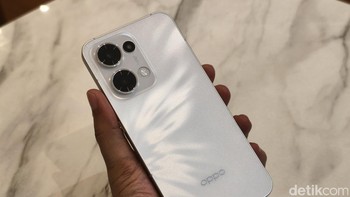 Oppo turut membekali Reno 13 5G dengan fitur AI Live Photo. Fitur ini memungkinkan pengguna merekam momen 1,5 detik sebelum dan sesudah tombol shutter ditekan, menghasilkan cuplikan total 3 detik. Tak hanya itu, Oppo memastikan hasil gambar tetap tajam dan jernih bahkan saat terjadi pergerakan dengan AI De-blurring. Memadukan AIGC dan EIS Technology bekerja secara bersamaan untuk menstabilkan gambar dari guncangan kecil. Selain itu teknologi visual recognition algorithm eksklusif Oppo dapat menghilangkan gerakan yang tidak diinginkan. Foto: Adi Fida Rahman/detikINET