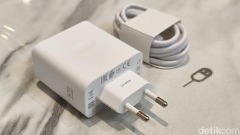 Selain kabel data, SIM card injector, Oppo memberikan adaptor SuperVOOC 80W Foto: Adi Fida Rahman/detikINET