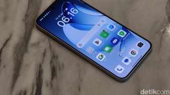 Layar Reno 13 5G mengusung layar 6,59 inch dengan resolusi 1,5K dan punya 1,07 miliar warna membuat visual tajam dan mampu menampilkan gradasi yang halus. Oppo menghadirkan bezel yang diklaim tertipis di kelas harganya. Dengan bezel berukuran 1,6 mm di semua sisinya membuat rasio layarnya mencapai 93,4%. / Foto: Adi Fida Rahman/detikINET