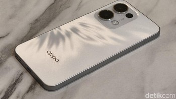 Inilah Oppo Reno 13 5G Plume White. Bagian belakang ini menggunakan satu kepingan kaca untuk menutupi semua back cover hingga frame dari bingkai kamera yang dirancang untuk kenyamanan genggaman, ketahanan lebih baik serta perlindungan dari debu dan air. Oppo melakukan dua finishing, yakni matte dan glossy. Mereka menerapkan teknologi laser presisi tinggi guna menciptakan permainan cahaya dan bayangan yang memberikan tampilan mewah. Foto: Adi Fida Rahman/detikINET