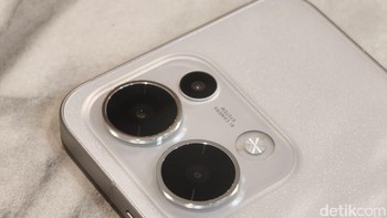 Oppo Reno 13 5G memiliki kamera utama 50 MP dengan sensor Sony LYT-600 ditemani ultra-wide 8MP dan monokrop 2 MP. Dengan teknologi ketahanan air terdepan di industri, Reno13 Series 5G memungkinkan pengambilan foto dan video bawah air tanpa memerlukan casing atau aksesori tambahan. Reno13 Series 5G memiliki Mode Bawah Air khusus dengan teknologi penyesuaian warna independen untuk hasil gambar yang jernih dan alami, serta kontrol tombol fisik untuk pengoperasian yang lebih mudah. Foto: Adi Fida Rahman/detikINET