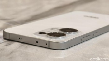 Reno 13 5G dibekali teknologi AI LinkBoost 2.0 yang merupakan inovasi konektivitas dari Oppo. Dilengkapi dengan sebelas antena di posisi yang strategis dalam konfigurasi 360 derajat untuk meningkatkan penerimaan sinyal. Sistem cerdas ini secara dinamis menyesuaikan prioritas jaringan untuk memastikan pengguna tetap terhubung bahkan di lingkungan yang padat. Dibandingkan dengan generasi sebelumnya, kecepatan berbagi video di stadion meningkat 25% dan buffering video di pusat perbelanjaan berkurang hingga 24%. Ditenagai oleh chip SignalBoost X1 yang dikembangkan oleh Oppo, AI LinkBoost 2.0 juga meningkatkan penerimaan sinyal, menghilangkan zona mati, dan meningkatkan cakupan hingga 42.2% dengan jangkauan 145 meter serta meningkatkan kecepatan unggah hingga 143.1% dengan kecepatan 20.55 Mbps. Selain itu, fitur Wi-Fi Positioning terbaru membantu pengguna menemukan posisi optimal untuk mendapatkan koneksi yang stabil bahkan di area yang sulit. Foto: Adi Fida Rahman/detikINET