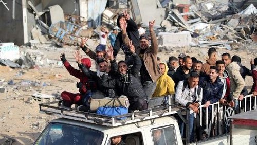 Displaced Palestinians cheer as they return to Rafah in the southern Gaza Strip on January 19, 2025, hours after a ceasefire deal in the war between Israel and the Palestinian militant group Hamas was expected to be implemented. (Photo by Eyad BABA / AFP)