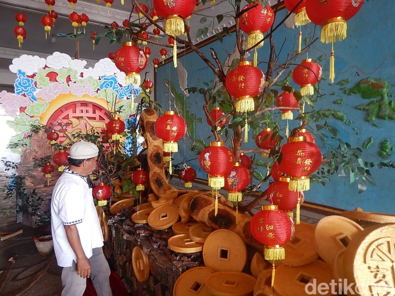 Patung Shio Ular Sambut Imlek Di Klenteng Kwan Sing Bio Tuban