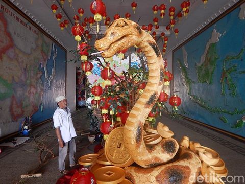 Patung Shio Ular Sambut Imlek Di Klenteng Kwan Sing Bio Tuban