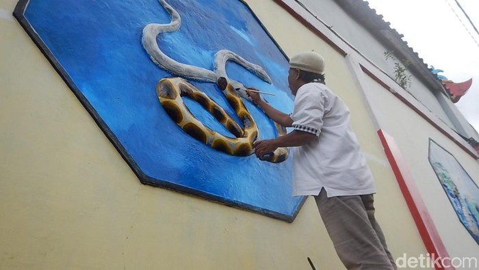 Patung Shio Ular Sambut Imlek Di Klenteng Kwan Sing Bio Tuban Patung Shio Ular Sambut Imlek Di Klenteng Kwan Sing Bio Tuban