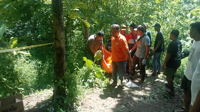 Pembunuhan di Jombang pria berjaket hitam