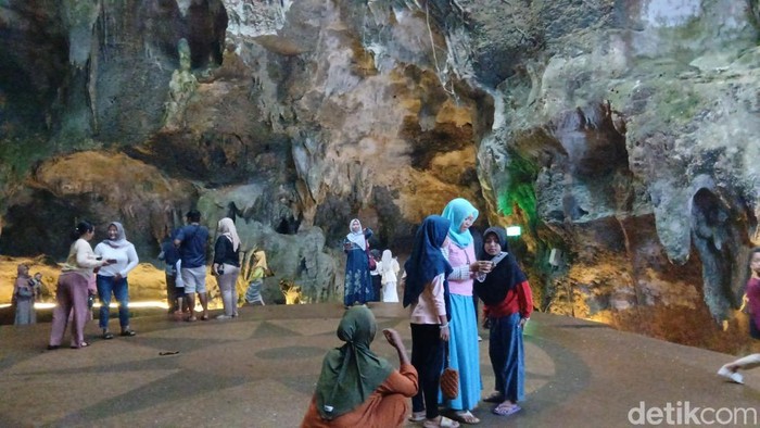 Pengunjung berfoto di Goa Terawang, Blora, Minggu (19/1/2025).