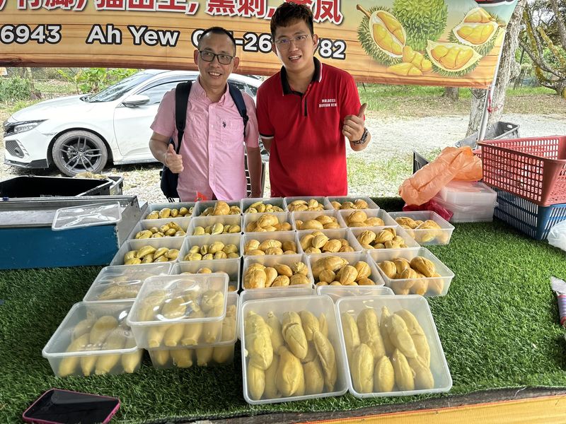 Penjual Ini Dipuji Karena Tidak Getok Harga Durian ke Turis