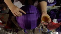 Pemasangan kain, dilakukan dengan cara di lem dan ditarik tanpa menimbulkan gelembung. Penarikan harus dilakukan dengan rapi agar menghasilkan lampion yang sempurna.