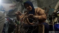 Proses pembuatan lampion dilakukan secara manual dan dibentuk menjadi lingkaran dengan menggunakan rangka besi.