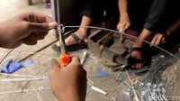 Workshop L&D Art Lamp ini dimiliki sepasang suami istri Lisye Diana dan Dudu Abdul Syukur.