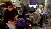 Produksi lampion di L&D Art Lamp yang berada di Jalan Gunung Batu, No 16, Kelurahan Sukaraja, Kecamatan Cicendo, Kota Bandung memberdayakan kaum ibu.