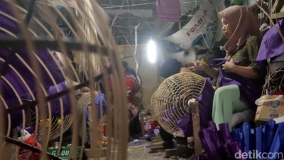 Lampion dan Berkah Warga Bandung Menjelang Imlek