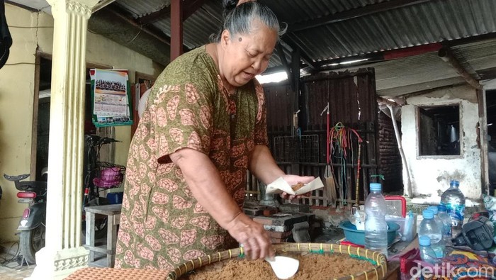 Perajin memproduksi geblog ketan khas Pondoh di Kecamatan Juntinyuat, Kabupaten Indramayu