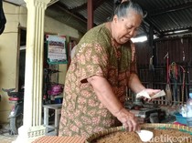 Cerita Warinah Menghidupkan Cita Rasa Geblog Ketan Khas Pondoh