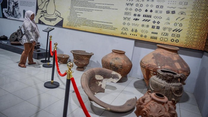 Peresmian Museum Situs Kepurbakalaan Banten Lama Pengunjung memotret koleksi gerabah yang ditampilkan di Museum Situs Kepurbakalaan Banten Lama, Kasemen, Kota Serang, Banten, Minggu (19/1/2025). Museum yang memiliki ribuan koleksi artefak peninggalan sejarah dan warisan budaya dari kawasan Banten Lama tersebut diresmikan pasca dilakukan revitalisasi. ANTARA FOTO/Putra M. Akbar/gp/foc.