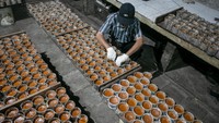 Menurut pelaku usaha naiknya harga bahan baku membuat harga jual kue keranjang terpaksa mengalami kenaikan. 