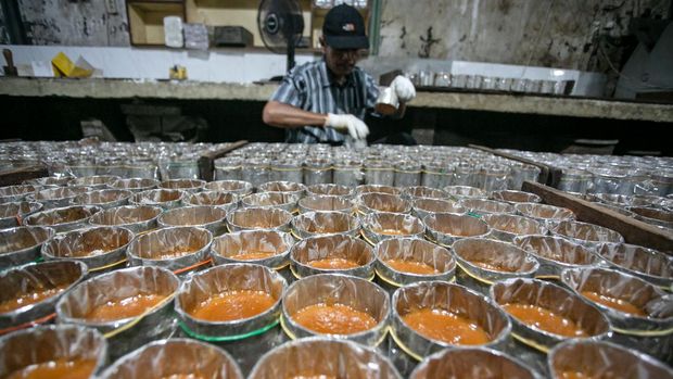 Pekerja memindahkan kue keranjang usai dikukus di rumah produksi kue keranjang Mini Bakery, Sangkrah, Solo, Jawa Tengah, Jumat (17/1/2025). Menurut pelaku usaha naiknya harga bahan baku membuat harga jual kue keranjang terpaksa mengalami kenaikan yang menyebabkan permintaannya menjelang Imlek tahun 2025 mengalami penurunan sekitar 30 persen jika dibandingkan tahun 2024. ANTARA FOTO/Mohammad Ayudha/tom.