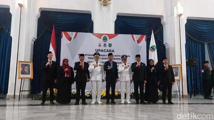 Pj Gubernur Jabar Bey Machmudin bersama Pj Bupati/Wali Kota yang baru dilantik.