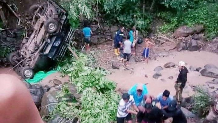 Polisi dibantu warga mengevakuasi penumpang pikap yang terjun bebas ke sungai di Sori Mangemo, Desa Tarlawi, Kecamatan Wawo, Kabupaten Bima, NTB, Sabtu, (18/1/2025).