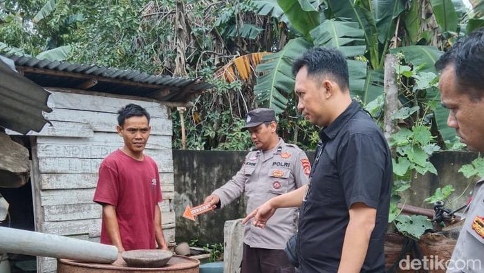 Polisi lakukan olah TKP ayah bakar anak di Muara Enim, Sumsel