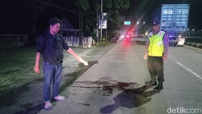Polisi melakukan olah TKP di lokasi korban ditemukan sebelum dinyatakan tewas, Jalan Pantura, Kendal, Minggu (19/1/2025).