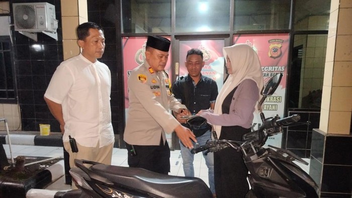 Polisi menyerahkan sepeda motor yang dicuri ke pemiliknya