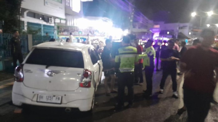 Polisi saat mendatangi lokasi kecelakaan wanita tabrak 3 mibil terparkir