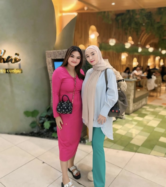 Pose Cantik Zaskia Gotik Saat Nikmati Aneka Dessert di Kafe Pose Cantik Zaskia Gotik Saat Nikmati Aneka Dessert di Kafe