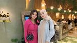 Pose Cantik Zaskia Gotik Saat Nikmati Aneka Dessert di Kafe