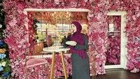 Sedang nongkrong di Cafe Flower, wanita kelahiran 1990 itu berpose cantik menggunakan gamis sambil menikmati croissant. Foto: Instagran @zaskia_gotix