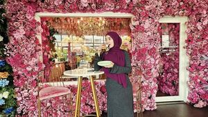 Pose Cantik Zaskia Gotik Saat Nikmati Aneka Dessert di Kafe