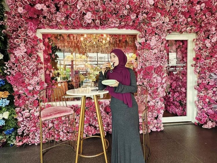 Pose Cantik Zaskia Gotik Saat Nikmati Aneka Dessert di Kafe