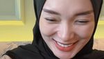 Pose Cantik Zaskia Gotik Saat Nikmati Aneka Dessert di Kafe