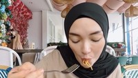 Tak hanya nongkrong di kafe sambil menikmati dessert, tetapi mantan penyanyi dangdut itu juga sempat mencoba aneka menu pasta menarik di sana. Terlihat enak ya? Foto: Instagran @zaskia_gotix