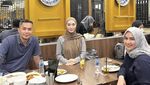 Pose Cantik Zaskia Gotik Saat Nikmati Aneka Dessert di Kafe