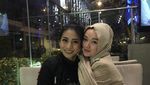 Pose Cantik Zaskia Gotik Saat Nikmati Aneka Dessert di Kafe