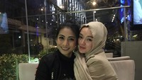 Istri Sirajuddin itu juga sempat bertemu dengan kerabat dekatnya saat ia liburan ke Turki. Mereka tampak makan di restoran menikmati daging dan kentang goreng. Foto: Instagran @zaskia_gotix