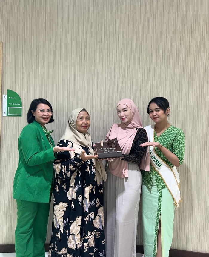 Pose Cantik Zaskia Gotik Saat Nikmati Aneka Dessert di Kafe