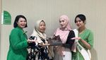 Pose Cantik Zaskia Gotik Saat Nikmati Aneka Dessert di Kafe