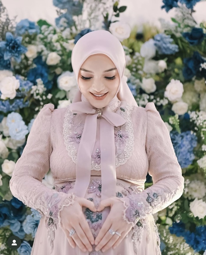 Pose Cantik Zaskia Gotik Saat Nikmati Aneka Dessert di Kafe