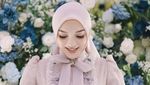 Pose Cantik Zaskia Gotik Saat Nikmati Aneka Dessert di Kafe